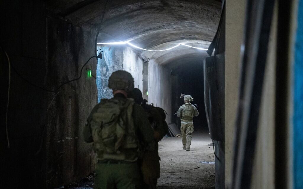 חיילי צה"ל במנהרה תת-קרקעית של חזבאללה במג'דל זון שבדרום לבנון, ב-18 ביוני 2026 (צילום: עמנואל פביאן)