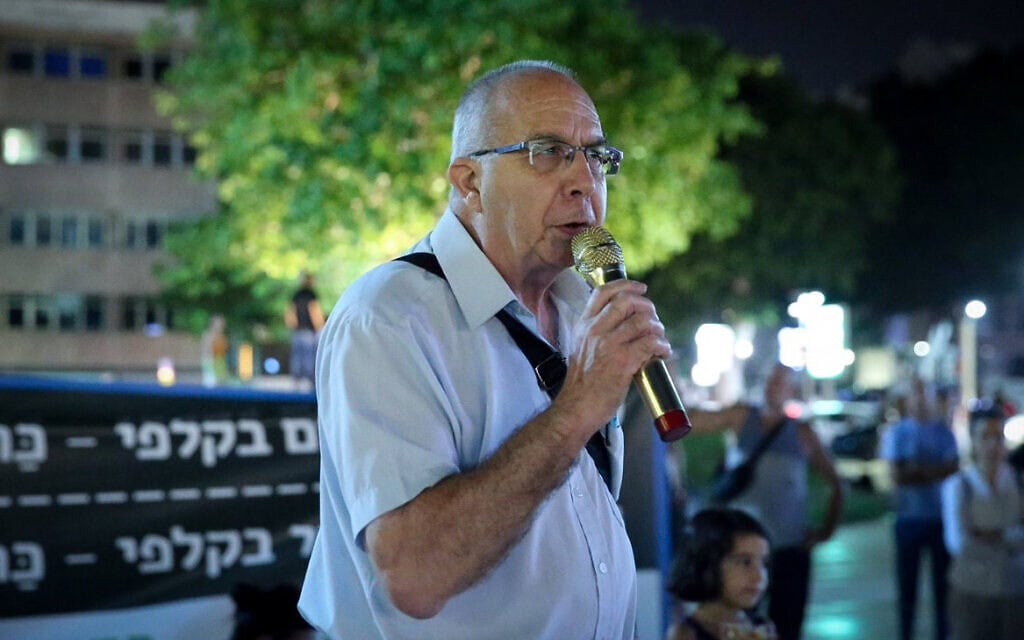 מוטי אשכנזי מפגין נגד שחיתות שלטונית, תל אביב 2017 (צילום: Flash90) מוטי אשכנזי מפגין נגד שחיתות שלטונית, תל אביב 2017 (צילום: Flash90)