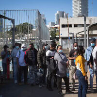 מבקשי מקלט ועובדים זרים ממתינים בתור לקבלת חיסון נגד קורונה במרכז חיסונים בדרום תל אביב, 9 בפברואר 2021 (צילום: מרים אלסטר/פלאש90) מבקשי מקלט ועובדים זרים ממתינים בתור לקבלת חיסון נגד קורונה במרכז חיסונים בדרום תל אביב, 9 בפברואר 2021 (צילום: מרים אלסטר/פלאש90)