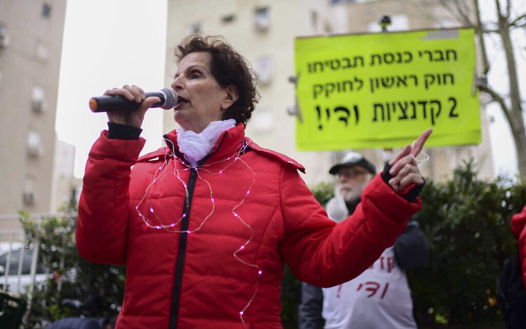 אסתר שמיר בהפגנה מול ביתו של גדעון סער ב-2 באפריל 2021 (צילום: תומר נויברג/פלאש90) אסתר שמיר בהפגנה מול ביתו של גדעון סער ב-2 באפריל 2021 (צילום: תומר נויברג/פלאש90)