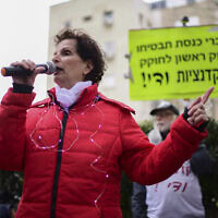 אסתר שמיר בהפגנה מול ביתו של גדעון סער ב-2 באפריל 2021 (צילום: תומר נויברג/פלאש90) אסתר שמיר בהפגנה מול ביתו של גדעון סער ב-2 באפריל 2021 (צילום: תומר נויברג/פלאש90)