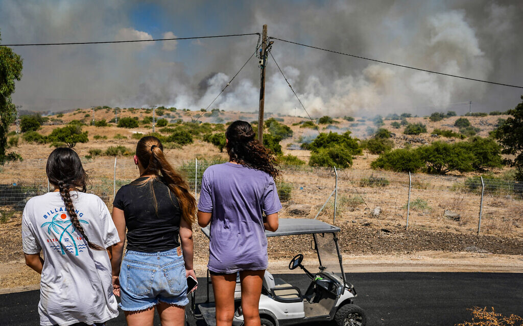 עשן מיתמר ליד קיבוץ שמיר בעקבות ירי טילים מלבנון. 15 באוגוסט 2024 (צילום: אייל מרגולין/פלאש90) עשן מיתמר ליד קיבוץ שמיר בעקבות ירי טילים מלבנון. 15 באוגוסט 2024 (צילום: אייל מרגולין/פלאש90)