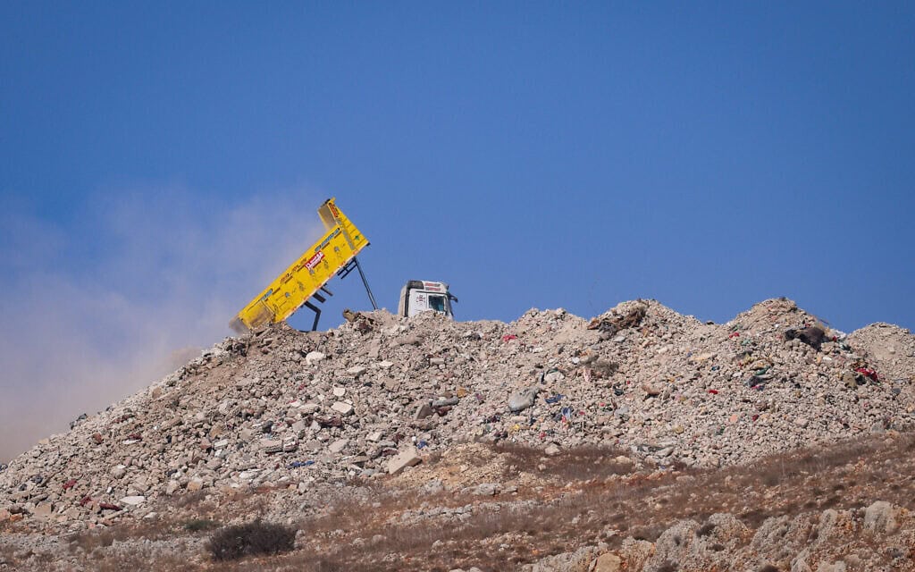 משאית פורקת הריסות מבתים שנהרסו בדרום לבנון במהלך המלחמה האחרונה, 10 בנובמבר 2025 (צילום: דוד כהן/פלאש90) משאית פורקת הריסות מבתים שנהרסו בדרום לבנון במהלך המלחמה האחרונה, 10 בנובמבר 2025 (צילום: דוד כהן/פלאש90)