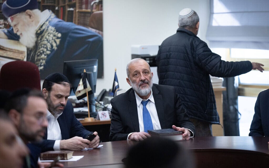יושב ראש ש"ס אריה דרעי בחדר הסיעה של המפלגה בכנסת, 12 בינואר 2026 (צילום: יונתן זינדל/פלאש90) יושב ראש ש"ס אריה דרעי בחדר הסיעה של המפלגה בכנסת, 12 בינואר 2026 (צילום: יונתן זינדל/פלאש90)