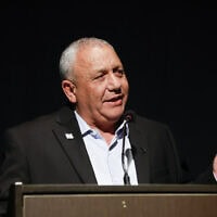 גדי איזנקוט, יו"ר מפלגת ישר, נואם באירוע השקת ספרם של יואב לימור ואורן נהרי בהרצליה, 26 באפריל 2026 (צילום: טל גל/פלאש90) גדי איזנקוט, יו"ר מפלגת ישר, נואם באירוע השקת ספרם של יואב לימור ואורן נהרי בהרצליה, 26 באפריל 2026 (צילום: טל גל/פלאש90)