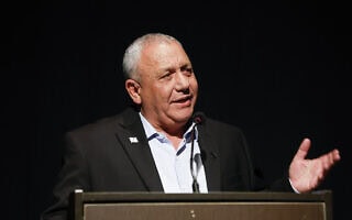גדי איזנקוט, יו"ר מפלגת ישר, נואם באירוע השקת ספרם של יואב לימור ואורן נהרי בהרצליה, 26 באפריל 2026 (צילום: טל גל/פלאש90) גדי איזנקוט, יו"ר מפלגת ישר, נואם באירוע השקת ספרם של יואב לימור ואורן נהרי בהרצליה, 26 באפריל 2026 (צילום: טל גל/פלאש90)