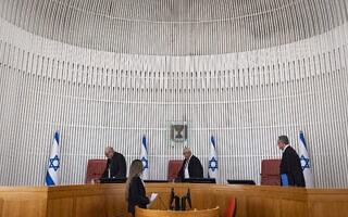 שופט בית המשפט העליון עופר גרוסקופף מגיע לדיון בעתירה המבקשת צו על תנאי שיחייב את שר המשפטים יריב לוין לשתף פעולה עם נשיא בית המשפט העליון יצחק עמית במינוי בעלי תפקידים, בבית המשפט העליון בירושלים, 20 במאי 2026 (צילום: אורן בן חקון/פלאש90) שופט בית המשפט העליון עופר גרוסקופף מגיע לדיון בעתירה המבקשת צו על תנאי שיחייב את שר המשפטים יריב לוין לשתף פעולה עם נשיא בית המשפט העליון יצחק עמית במינוי בעלי תפקידים, בבית המשפט העליון בירושלים, 20 במאי 2026 (צילום: אורן בן חקון/פלאש90)