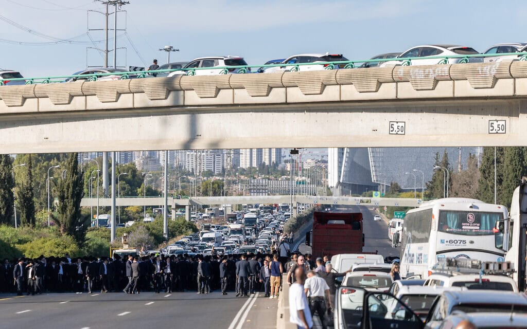 מפגינים חרדים חוסמים את מחלף גנות במחאה על מעצר עריקים, 1 ביוני 2026 מפגינים חרדים חוסמים את מחלף גנות במחאה על מעצר עריקים, 1 ביוני 2026