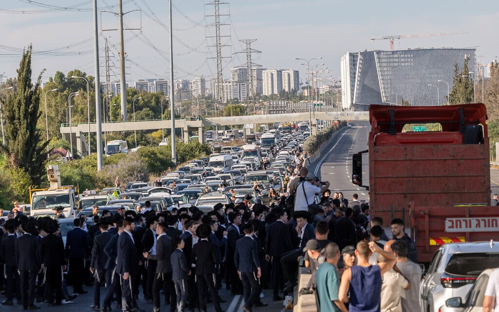 מפגינים חרדים חוסמים את מחלף גנות במחאה על מעצר עריקים, 1 ביוני 2026 (צילום: חיים גולדברג/פלאש90) מפגינים חרדים חוסמים את מחלף גנות במחאה על מעצר עריקים, 1 ביוני 2026 (צילום: חיים גולדברג/פלאש90)