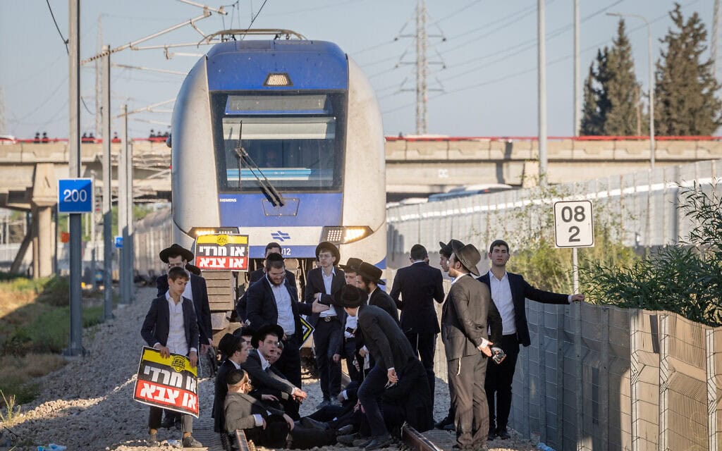 מפגינים חרדים חוסמים את מסילת הרכבת באזור מחלף גנות במחאה על מעצר עריקים, 1 ביוני 2026 (צילום: חיים גולדברג/פלאש90) מפגינים חרדים חוסמים את מסילת הרכבת באזור מחלף גנות במחאה על מעצר עריקים, 1 ביוני 2026 (צילום: חיים גולדברג/פלאש90)