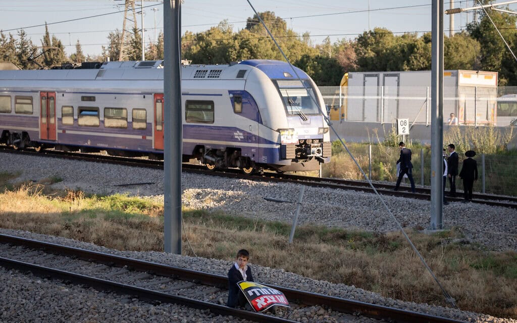 מפגינים חרדים חוסמים את מסילת הרכבת באזור מחלף גנות במחאה על מעצר עריקים, 1 ביוני 2026 (צילום: חיים גולדברג/פלאש90) מפגינים חרדים חוסמים את מסילת הרכבת באזור מחלף גנות במחאה על מעצר עריקים, 1 ביוני 2026 (צילום: חיים גולדברג/פלאש90)