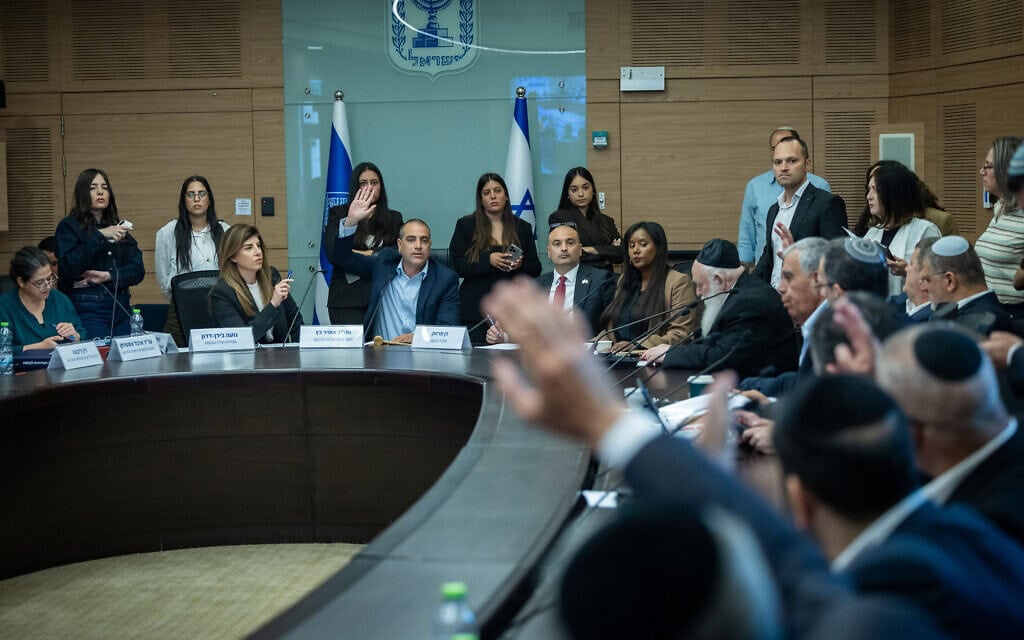 יו"ר ועדת הכנסת אופיר כץ מנהל הצבעה בדיון על חוק פיזור הכנסת. 1 ביוני 206  (צילום: יהונתן זינדל/פלאש90)