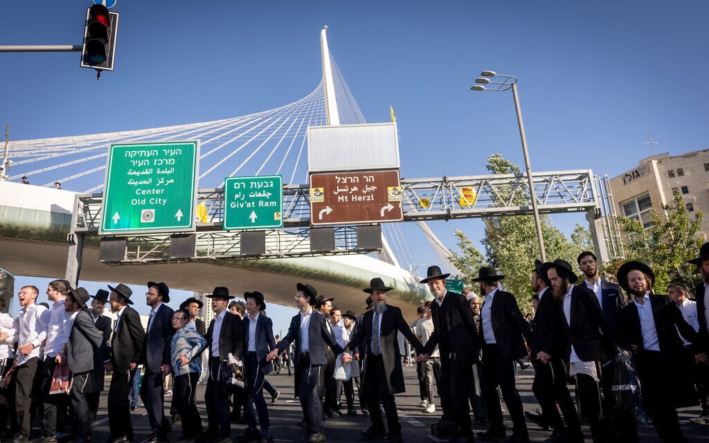 חרדים חוסמים את הכניסה לירושלים במחאה על מעצר עריקים, ירושלים, 1 ביוני 2026 (צילום: יונתן זינדל/פלאש90) חרדים חוסמים את הכניסה לירושלים במחאה על מעצר עריקים, ירושלים, 1 ביוני 2026 (צילום: יונתן זינדל/פלאש90)