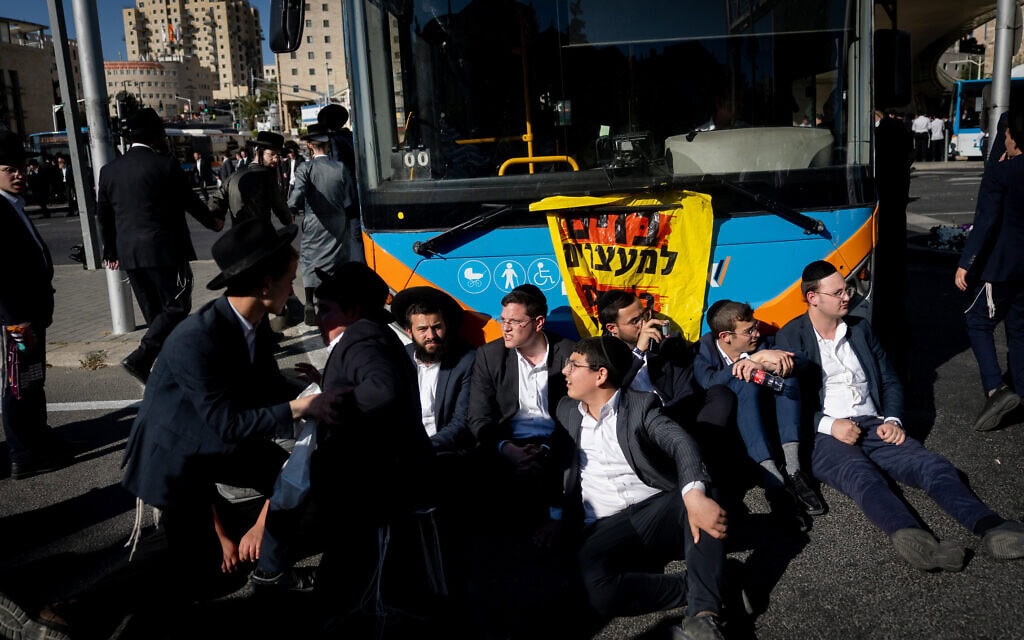 חרדים חוסמים את הכניסה לירושלים במחאה על מעצר עריקים, ירושלים, 1 ביוני 2026 (צילום: יונתן זינדל/פלאש90) חרדים חוסמים את הכניסה לירושלים במחאה על מעצר עריקים, ירושלים, 1 ביוני 2026 (צילום: יונתן זינדל/פלאש90)