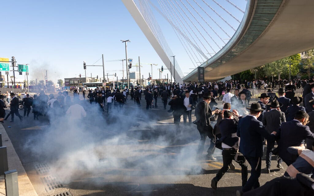 מפגינים חרדים חוסמים כביש ומתעמתים עם שוטרים במחאה על מעצר עריקים בירושלים, 1 ביוני 2026. (צילום: יונתן זינדל/פלאש90) מפגינים חרדים חוסמים כביש ומתעמתים עם שוטרים במחאה על מעצר עריקים בירושלים, 1 ביוני 2026. (צילום: יונתן זינדל/פלאש90)