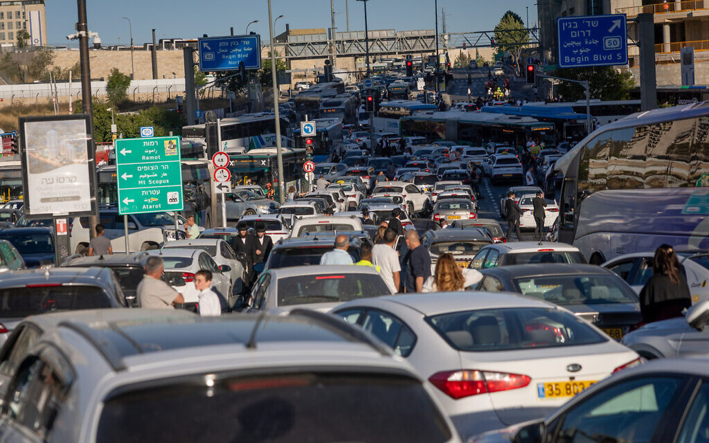 פקקי ענק בעקבות חסימת הכניסה לירושלים על ידי מפגינים חרדים, 1 בינוי 2026 (צילום: יונתן זינדל/פלאש90) פקקי ענק בעקבות חסימת הכניסה לירושלים על ידי מפגינים חרדים, 1 בינוי 2026 (צילום: יונתן זינדל/פלאש90)
