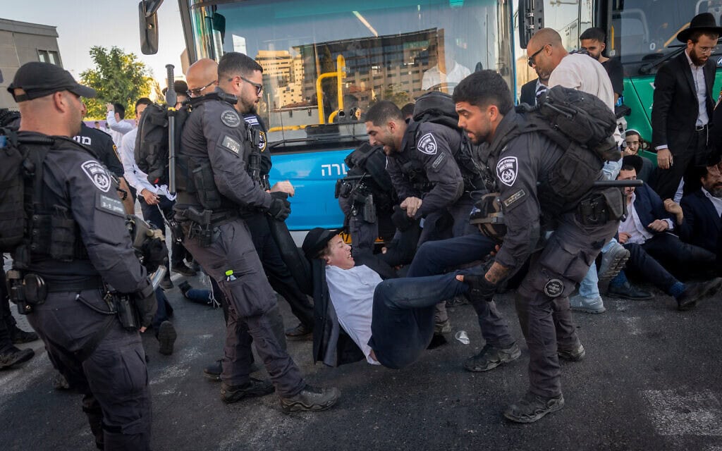 מפגינים חרדים חוסמים כביש ומתעמתים עם שוטרים במחאה על מעצר עריקים בירושלים, 1 ביוני 2026 (צילום: יונתן זינדל/פלאש90) מפגינים חרדים חוסמים כביש ומתעמתים עם שוטרים במחאה על מעצר עריקים בירושלים, 1 ביוני 2026 (צילום: יונתן זינדל/פלאש90)