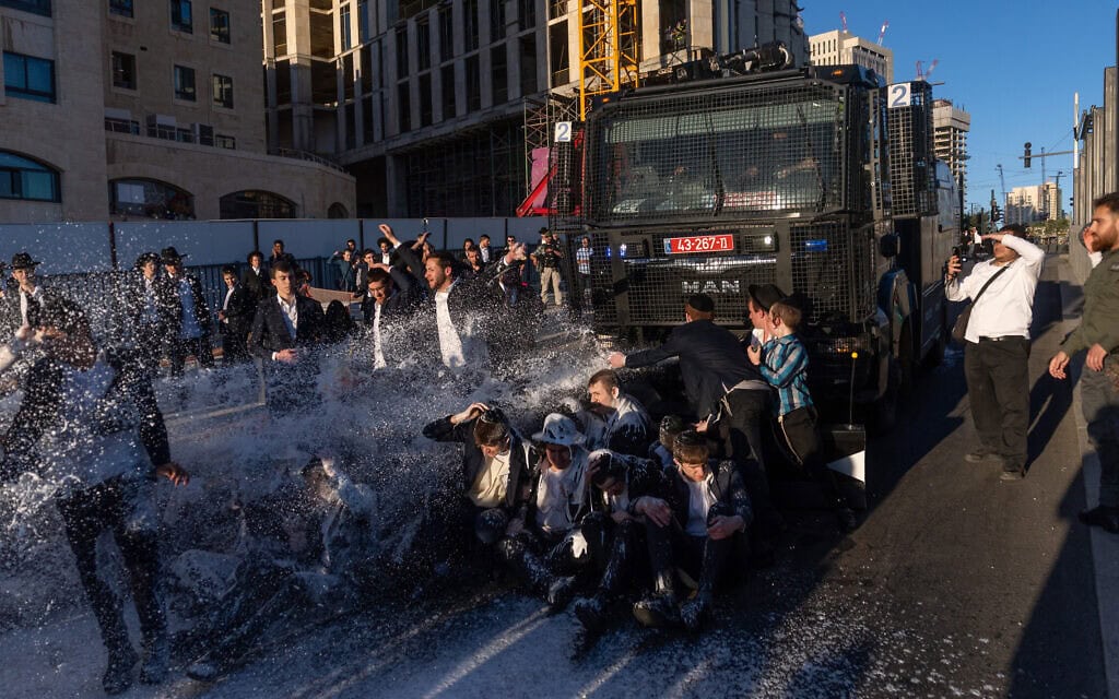 מפגינים חרדים חוסמים כביש ומתעמתים עם שוטרים במחאה על מעצר עריקים בירושלים, 1 ביוני 2026 (צילום: יונתן זינדל/פלאש90) מפגינים חרדים חוסמים כביש ומתעמתים עם שוטרים במחאה על מעצר עריקים בירושלים, 1 ביוני 2026 (צילום: יונתן זינדל/פלאש90)