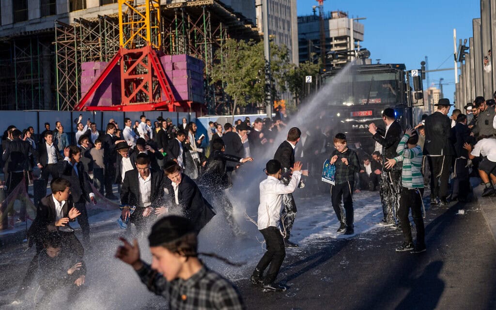 מפגינים חרדים חוסמים כביש ומתעמתים עם שוטרים במחאה על מעצר עריקים בירושלים, 1 ביוני 2026 (צילום: יונתן זינדל/פלאש90) מפגינים חרדים חוסמים כביש ומתעמתים עם שוטרים במחאה על מעצר עריקים בירושלים, 1 ביוני 2026 (צילום: יונתן זינדל/פלאש90)