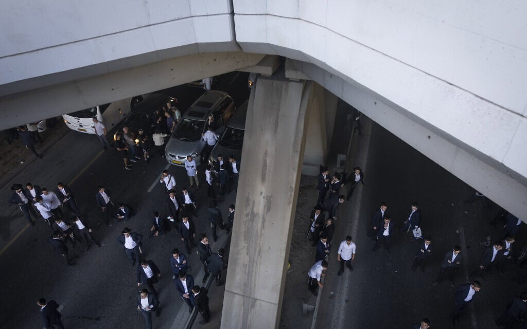 מפגינים חרדים חוסמים כביש בירושלים במחאה על מעצר עריקים, 1 ביוני 2026 (צילום: יונתן זינדל/פלאש90) מפגינים חרדים חוסמים כביש בירושלים במחאה על מעצר עריקים, 1 ביוני 2026 (צילום: יונתן זינדל/פלאש90)