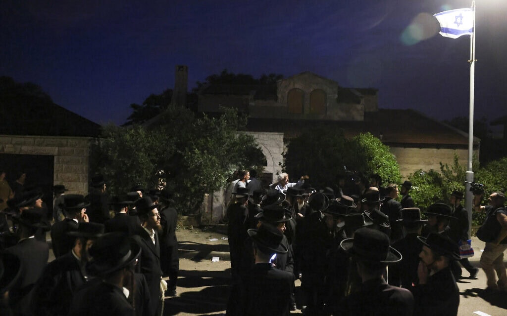 חרדים מפגינים נגד מעצר עריקים מחוץ לביתו של המשנה לנשיא בית המשפט העליון נעם סולברג באלון שבות, 3 ביוני 2026 (צילום: חיים גולדברג/פלאש90)