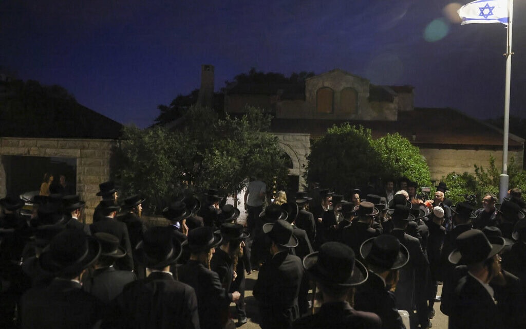מפגינים, המתנגדים לגיוס החרדים לצה"ל, מוחים באלון שבות ליד ביתו של המשנה לנשיא בית המשפט העליון, נעם סולברג, 3 ביוני 2026 (צילום: חיים גולדברג/פלאש90) מפגינים, המתנגדים לגיוס החרדים לצה"ל, מוחים באלון שבות ליד ביתו של המשנה לנשיא בית המשפט העליון, נעם סולברג, 3 ביוני 2026 (צילום: חיים גולדברג/פלאש90)