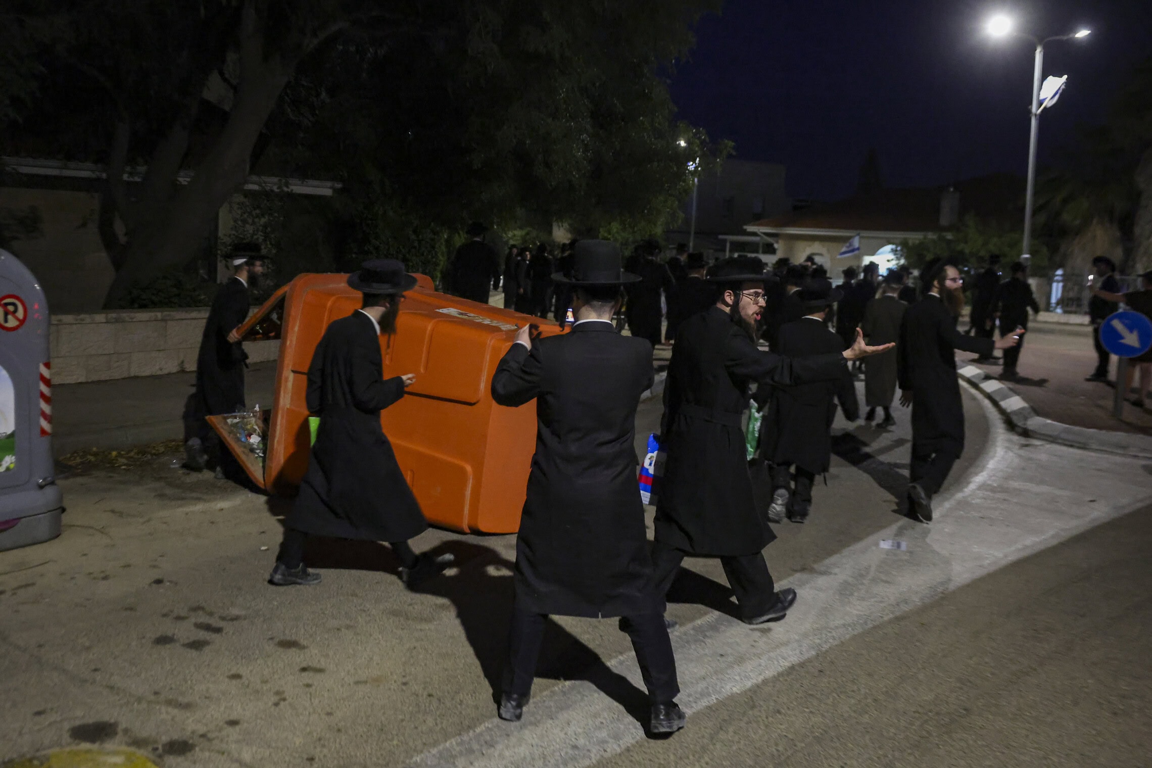 מפגינים חרדים מתפרעים מחוץ לביתו של המשנה לנשיא בית המשפט העליון נעם סולברג באלון שבות, 3 ביוני 2026 (צילום: חיים גולדברג/פלאש90)
