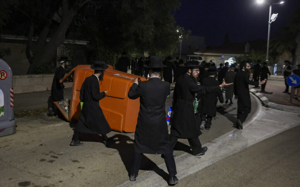 מפגינים, המתנגדים לגיוס החרדים לצה"ל, מוחים באלון שבות ליד ביתו של המשנה לנשיא בית המשפט העליון, נעם סולברג, 3 ביוני 2026 (צילום: חיים גולדברג/פלאש90) מפגינים, המתנגדים לגיוס החרדים לצה"ל, מוחים באלון שבות ליד ביתו של המשנה לנשיא בית המשפט העליון, נעם סולברג, 3 ביוני 2026 (צילום: חיים גולדברג/פלאש90)