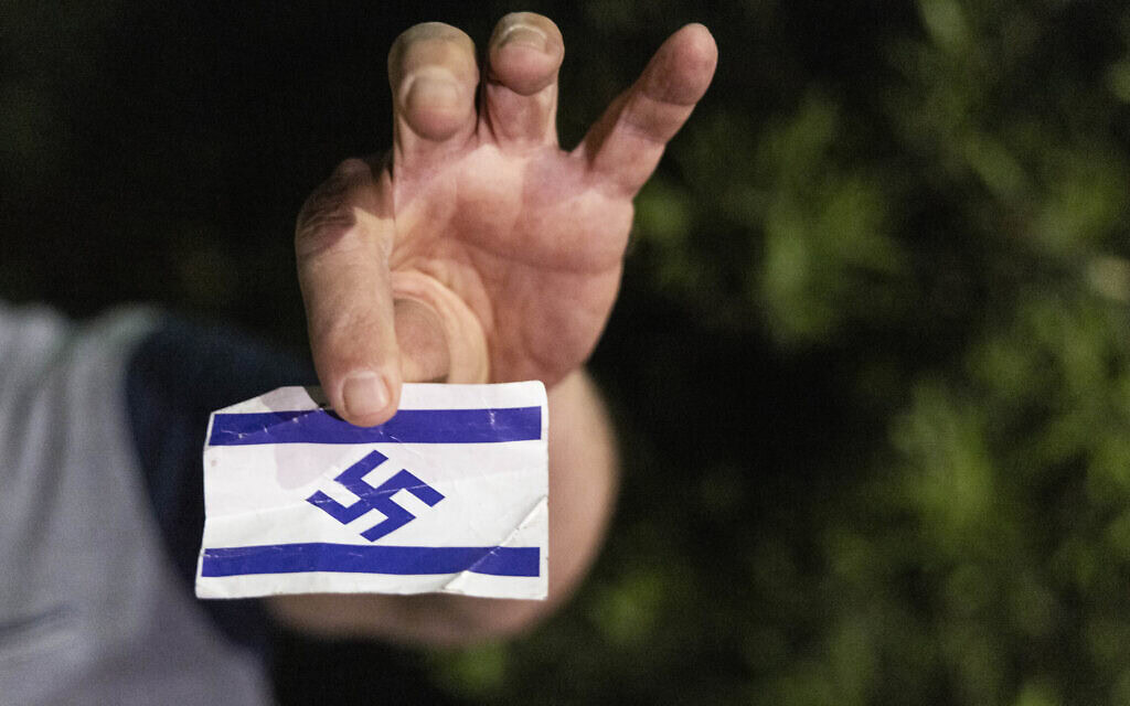 מדבקות שעליהן צלב קרס במקום מגן דוד על דגל ישראל שהושלכו ליד ביתו של המשנה לנשיא בית המשפט העליון נעם סולברג, 3 ביוני 2026 (צילום: חיים גולדברג/פלאש90) מדבקות שעליהן צלב קרס במקום מגן דוד על דגל ישראל שהושלכו ליד ביתו של המשנה לנשיא בית המשפט העליון נעם סולברג, 3 ביוני 2026 (צילום: חיים גולדברג/פלאש90)
