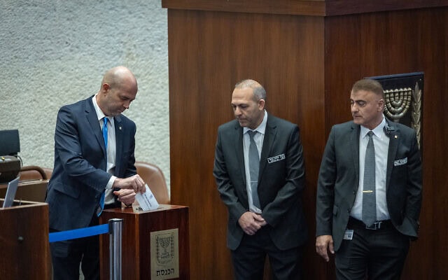 יושב ראש הכנסת אמיר אוחנה מצביע במליאה בבחירות לתפקיד מבקר המדינה, 3 ביוני 2026 (צילום: יונתן זינדל/פלאש90) יושב ראש הכנסת אמיר אוחנה מצביע במליאה בבחירות לתפקיד מבקר המדינה, 3 ביוני 2026 (צילום: יונתן זינדל/פלאש90)