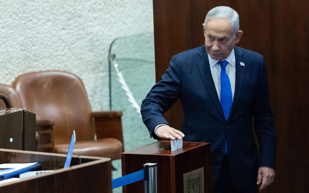 ראש הממשלה בנימין נתניהו משתתף בבחירות למבקר המדינה במליאת הכנסת בירושלים, 3 ביוני 2026 (צילום: יונתן זינדל/פלאש90) ראש הממשלה בנימין נתניהו משתתף בבחירות למבקר המדינה במליאת הכנסת בירושלים, 3 ביוני 2026 (צילום: יונתן זינדל/פלאש90)