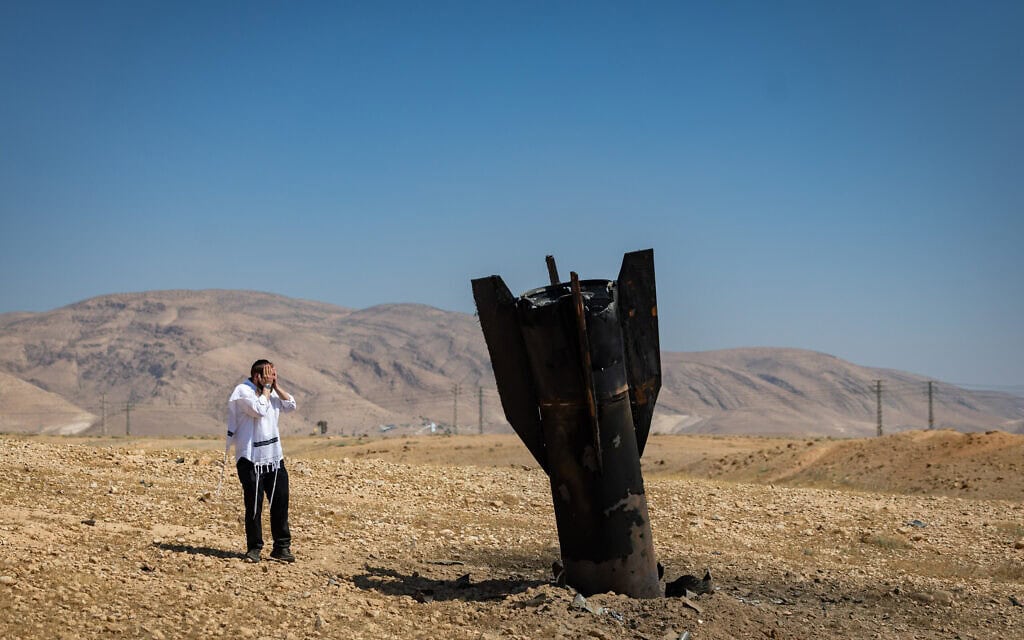 אדם בציצית ליד חלק מטיל איראני שנפל בגדה. 8 ביוני 2026 (צילום: חיים גולדברג/פלאש90) אדם בציצית ליד חלק מטיל איראני שנפל בגדה. 8 ביוני 2026 (צילום: חיים גולדברג/פלאש90)