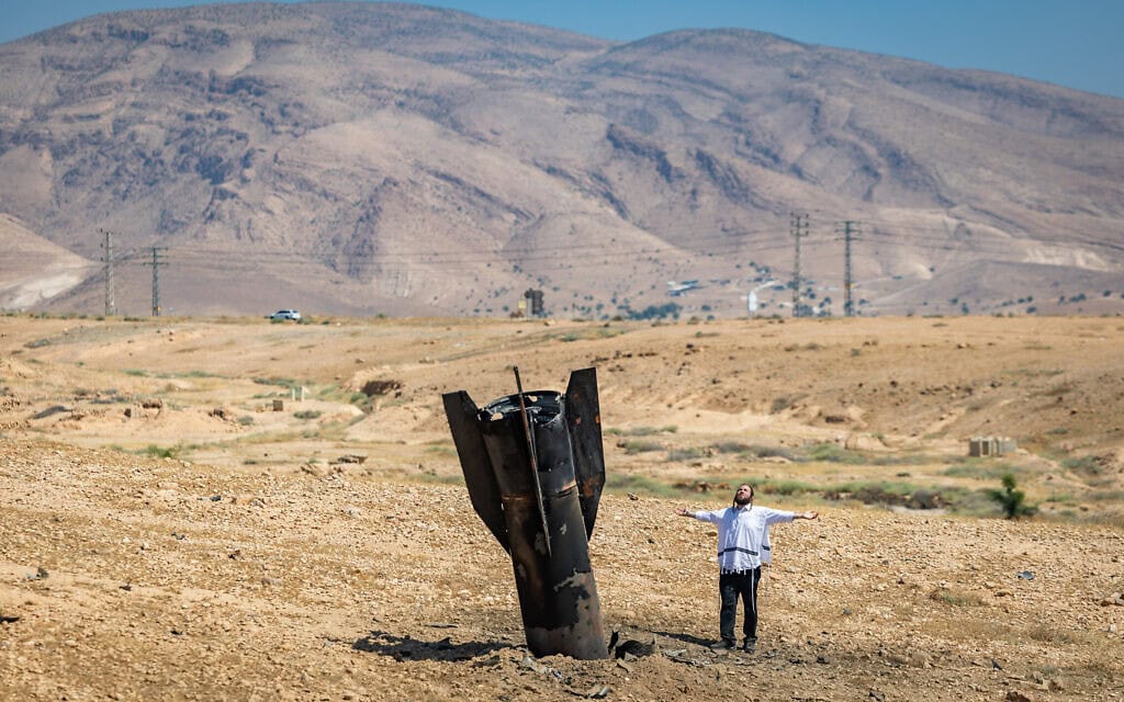חלק מטיל בליסטי איראני שנפל ליד ההתנחלות ורד יריחו בגדה המערבית, 8 ביוני 2026 (צילום: חיים גולדברג/פלאש90) חלק מטיל בליסטי איראני שנפל ליד ההתנחלות ורד יריחו בגדה המערבית, 8 ביוני 2026 (צילום: חיים גולדברג/פלאש90)