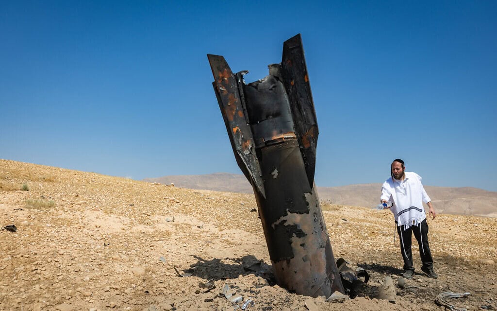 אדם בציצית ליד חלק מטיל איראני שנפל בגדה. 8 ביוני 2026 (צילום: חיים גולדברג/פלאש90) אדם בציצית ליד חלק מטיל איראני שנפל בגדה. 8 ביוני 2026 (צילום: חיים גולדברג/פלאש90)