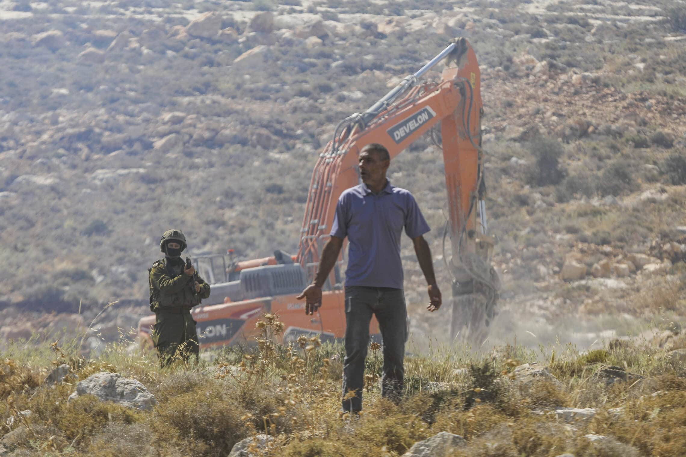 חיילי צה"ל מתעמתים עם פלסטינים בחרבת חומזה, מערבית לחברון, 9 ביוני 2026 (צילום: Wisam Hashlamoun/Flash90) חיילי צה"ל מתעמתים עם פלסטינים בחרבת חומזה, מערבית לחברון, 9 ביוני 2026 (צילום: Wisam Hashlamoun/Flash90)