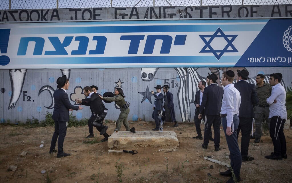מפגינים חרדים מוחים נגד מעצרם של חרדים שהשתתפו בהפגנה מחוץ לביתו של שופט בית המשפט העליון נעם סולברג, ובהמשך הועברו לידי המשטרה הצבאית, מחוץ לבית המעצר אבו כביר בתל אביב, 10 ביוני 2026 (צילום: חיים גולדברג/פלאש90) מפגינים חרדים מוחים נגד מעצרם של חרדים שהשתתפו בהפגנה מחוץ לביתו של שופט בית המשפט העליון נעם סולברג, ובהמשך הועברו לידי המשטרה הצבאית, מחוץ לבית המעצר אבו כביר בתל אביב, 10 ביוני 2026 (צילום: חיים גולדברג/פלאש90)