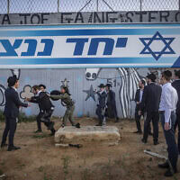 מפגינים חרדים מוחים נגד מעצרם של חרדים שהשתתפו בהפגנה מחוץ לביתו של שופט בית המשפט העליון נעם סולברג, ובהמשך הועברו לידי המשטרה הצבאית, מחוץ לבית המעצר אבו כביר בתל אביב, 10 ביוני 2026