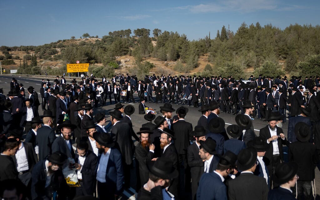 מפגינים המוחים נגד גיוס הציבור החרדי לצה"ל חוסמים את התנועה בירושלים, 11 ביוני 2026 (צילום: יונתן זינדל/פלאש90) מפגינים המוחים נגד גיוס הציבור החרדי לצה"ל חוסמים את התנועה בירושלים, 11 ביוני 2026 (צילום: יונתן זינדל/פלאש90)