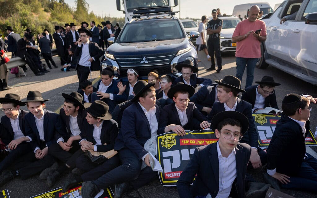 מפגינים המוחים נגד גיוס הציבור החרדי לצה"ל חוסמים את התנועה בכביש 6, באזור מחלף בן שמן, 11 ביוני 2026 (צילום: יונתן זינדל/פלאש90) מפגינים המוחים נגד גיוס הציבור החרדי לצה"ל חוסמים את התנועה בכביש 6, באזור מחלף בן שמן, 11 ביוני 2026 (צילום: יונתן זינדל/פלאש90)