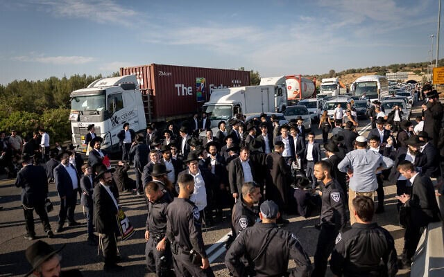 מפגינים המוחים נגד גיוס הציבור החרדי לצה"ל חוסמים את התנועה בכביש 6, באזור מחלף בן שמן, כשבמקום כוחות שיטור, 11 ביוני 2026 (צילום: יונתן זינדל/פלאש90) מפגינים המוחים נגד גיוס הציבור החרדי לצה"ל חוסמים את התנועה בכביש 6, באזור מחלף בן שמן, כשבמקום כוחות שיטור, 11 ביוני 2026 (צילום: יונתן זינדל/פלאש90)
