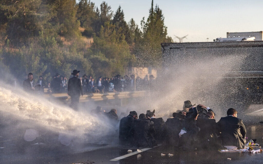 המשטרה מנסה לפזר בכביש 6, באזור מחלף בן שמן, מפגינים המוחים נגד גיוס הציבור החרדי לצה"ל, 11 ביוני 2026 (צילום: יונתן זינדל/פלאש90)