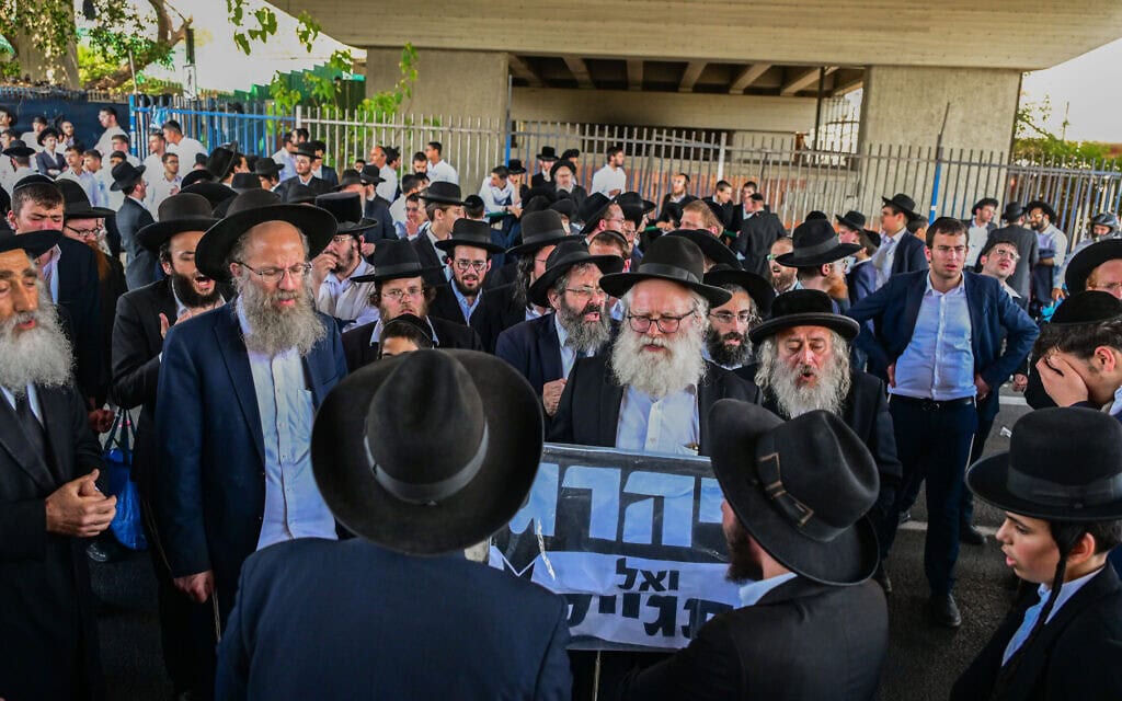 הפגנה של חרדים מהפלג הירושלמי  בכביש 4. 17 ביוני 2026 (צילום: אבשלום ששוני/פלאש90)