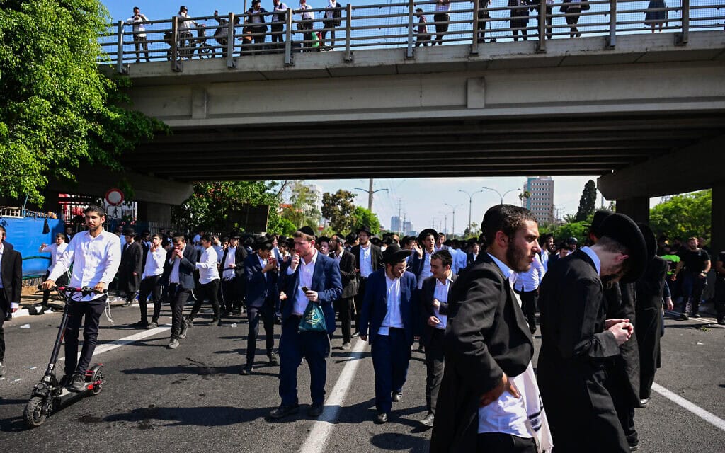 הפגנה של חרדים מהפלג הירושלמי בכביש 4. 17 ביוני 2026 (צילום: אבשלום ששוני/פלאש90) הפגנה של חרדים מהפלג הירושלמי בכביש 4. 17 ביוני 2026 (צילום: אבשלום ששוני/פלאש90)