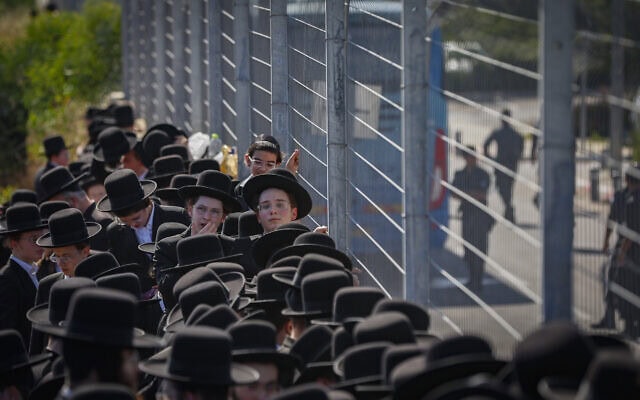 אלפי חרדים מפגינים מחוץ לכלא הצבאי בבית ליד במחאה על מעצר עריקים, 17 ביוני 2026 (צילום: טל גל/פלאש90) אלפי חרדים מפגינים מחוץ לכלא הצבאי בבית ליד במחאה על מעצר עריקים, 17 ביוני 2026 (צילום: טל גל/פלאש90)