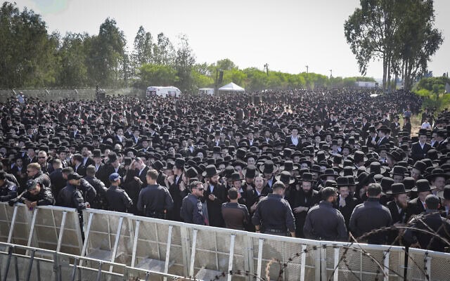 אלפי חרדים מפגינים מחוץ לכלא הצבאי בבית ליד במחאה על מעצר עריקים, 17 ביוני 2026 (צילום: טל גל/פלאש90) אלפי חרדים מפגינים מחוץ לכלא הצבאי בבית ליד במחאה על מעצר עריקים, 17 ביוני 2026 (צילום: טל גל/פלאש90)