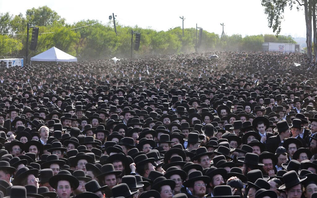 אלפי חרדים מפגינים מחוץ לכלא הצבאי בבית ליד במחאה על מעצר עריקים, 17 ביוני 2026 (צילום: טל גל/פלאש90) אלפי חרדים מפגינים מחוץ לכלא הצבאי בבית ליד במחאה על מעצר עריקים, 17 ביוני 2026 (צילום: טל גל/פלאש90)