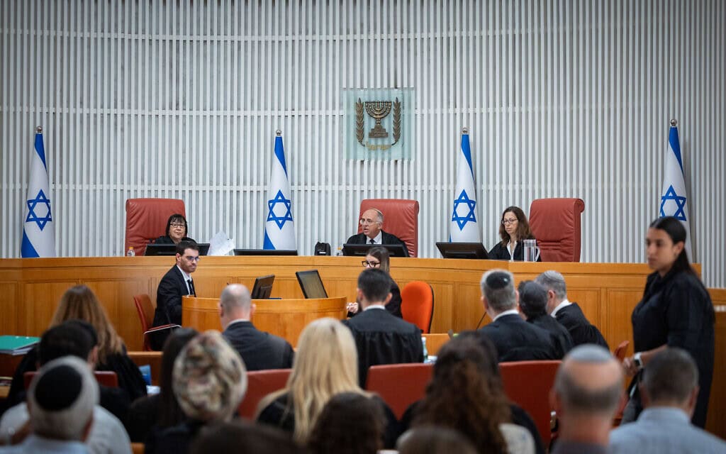 השופטים רות רונן, נעם סולברג וגילה כנפי-שטייניץ יושבים בדיון בבג"ץ בעתירות נגד הבחירה בעו"ד מיכאל ראבילו למבקר המדינה, 18 ביוני 2026 (צילום: יונתן זינדל/פלאש90)