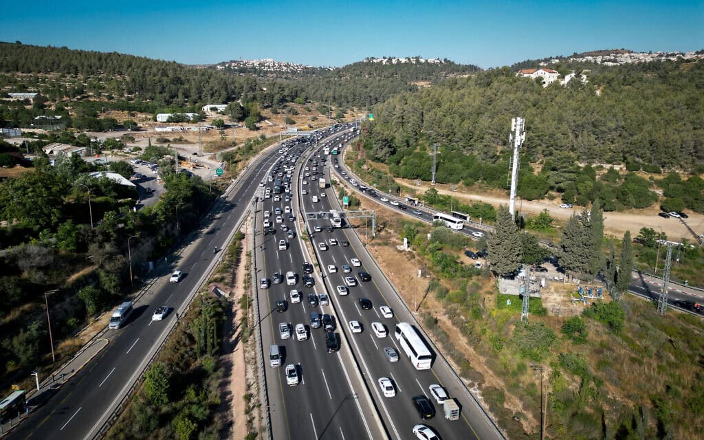 שיירת מפגינים חרדים נגד מעצר עריקים בכביש 1, 24 ביוני 2026 (צילום: יונתן זינדל/פלאש90) שיירת מפגינים חרדים נגד מעצר עריקים בכביש 1, 24 ביוני 2026 (צילום: יונתן זינדל/פלאש90)