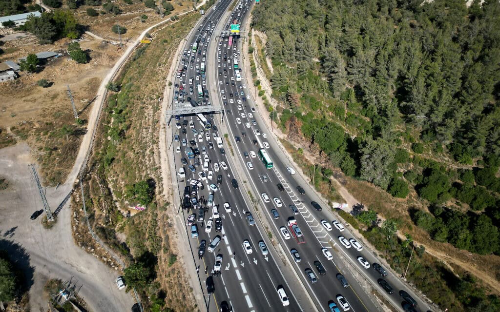 שיירת מפגינים חרדים נגד מעצר עריקים בכביש 1, 24 ביוני 2026 (צילום: יונתן זינדל/פלאש90) שיירת מפגינים חרדים נגד מעצר עריקים בכביש 1, 24 ביוני 2026 (צילום: יונתן זינדל/פלאש90)
