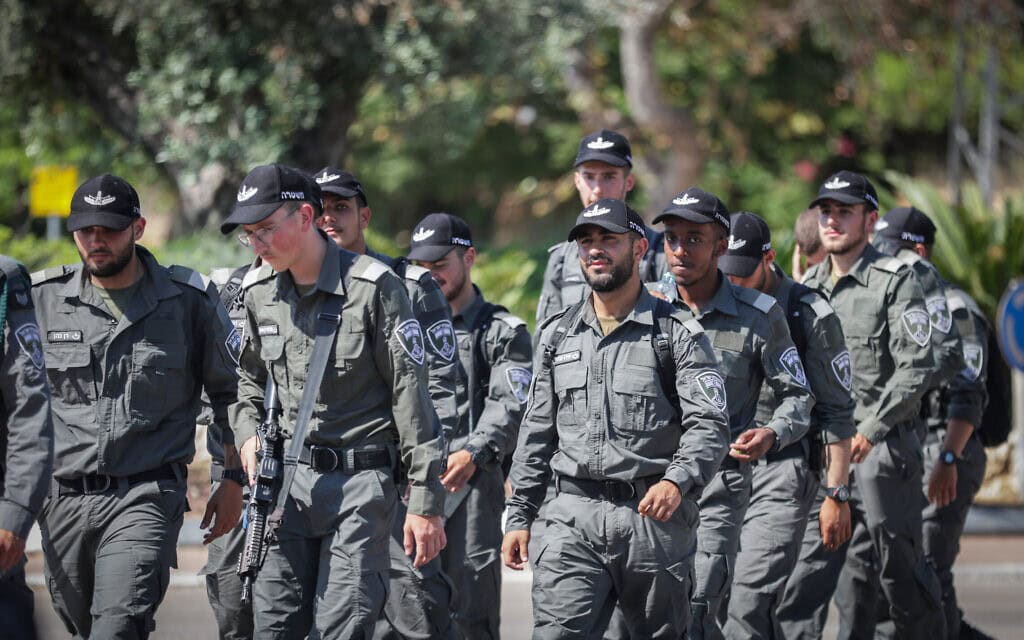 שוטרים מול תושבי כפר יונה מפגינים נגד מחאת חרדים על מעצר עריקים ליד הכלא הצבאי בית ליד, 24 ביוני 2026 (צילום: טל גל/פלאש90) שוטרים מול תושבי כפר יונה מפגינים נגד מחאת חרדים על מעצר עריקים ליד הכלא הצבאי בית ליד, 24 ביוני 2026 (צילום: טל גל/פלאש90)